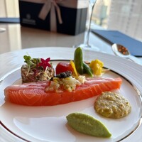 フレンチ ベイ・ビュー - サーモンを贅沢に使用した一品。ソースも美味