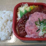海鮮　彩り　どん太 - 今日はいつもの｢づけマグロ･ネギトロ丼(特盛)￥972-(8%税込)｣に｢おつまみ イカ刺し￥324-(8%税込)｣を追加しました♪
