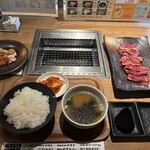 精肉店直営 焼肉定食 やまと - 