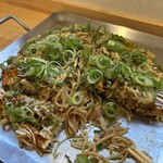 広島お好み焼き あきちゃん - 「中身がぎっしり詰まった断面！ネギたっぷりで風味も最高でした。」