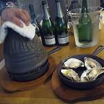 ニュー貝殻荘 - 蒸し牡蠣のウォッカ　フランベ　ガスパチョのソースを添えて