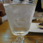 ニュー貝殻荘 - お冷のグラスに貝殻模様。