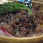 ニュー貝殻荘 - ブラックオリーブ・ケーパー・アーリーレッド（赤玉ネギ）・ジンジャーソースを、
      
      鮪のほほ肉とよ～く混ぜ混ぜして。
      
      