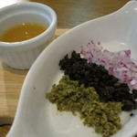 ニュー貝殻荘 - ブラックオリーブ・ケーパー・アーリーレッド（赤玉ネギ）・ジンジャーソースを、
      
      鮪のほほ肉とよ～く混ぜ混ぜして。
      
      