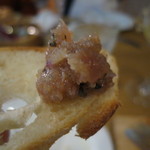 ニュー貝殻荘 - 鮪ほほ肉のタルタルをバケットに乗せて。