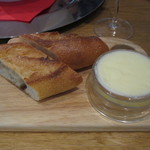 ニュー貝殻荘 - バケットは、メゾンカイザー。
      
      バターは、「世界最高のバター」と言われている、A.O.Pエシレバター。
      