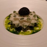 オマージュ - バターミルクをベースに燻製したフロマージュ・ブラン、白醤油、ディルのオイルなどを加えたソースで