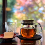 栗のいえ - 庭の紅葉をバックにダージリンのある風景にしばし和みます