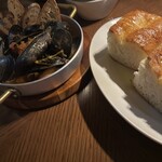 Balcony by 6th - ムール貝ワイン蒸し