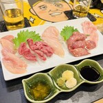 居酒屋 かっちゃん - 鳥刺し盛り合わせ　5種　こころ、ささみ、肝　サイドの2つわからなかったけど全部美味しかった