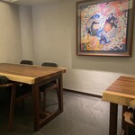 鮨 urag - 個室テーブル席にもエルメスのスカーフ額