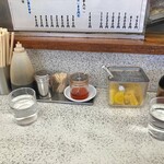 ラーメン玉津 - 卓上の調味料類とタクアン