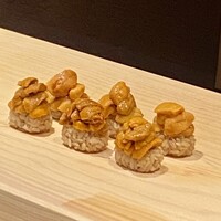 鮨 urag - 綺麗に並んだ雲丹さん✮*｡ﾟ養殖と天然の食べ比べ