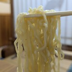 松食堂 - 中太麺にスープが絡む