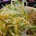 野菜が美味しい鶏豚ラーメン まる重 - 最近はこのネギにはまっています・・・
