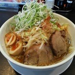 野菜が美味しい鶏豚ラーメン まる重 - こちらはラーメン：6９0円にネギトッピング
