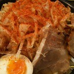 野菜が美味しい鶏豚ラーメン まる重 - カレーラーメンに更にハバネロ唐辛子をかけて食す