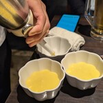 居酒屋こころ - エスプーマ　目の前で器に盛り付け