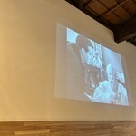 チャントーヤココナッツカリー 大山店 - 壁面に白黒映画を投影。趣きのある店内