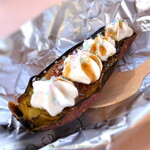 焼き栗のいそやま - 園主のTさんが新たなサツマイモスィーツをご披露してくれました 。さっぱりとした甘さで，皮のうまみがぎゅっと香ばしくて大変うまいサツマイモ。