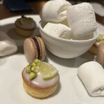 Le RESTAURANT - ミニャルディーズ　アンフュージョン  マシュマロ、マカロン、ライムのケーキ