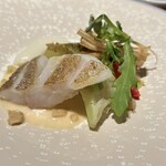 Le RESTAURANT - 片瀬魚店平安丸　神経〆オオモンハタのポワレ　ヴァンジョーヌの香り　カリフラワーのリーク