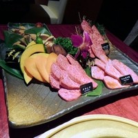 牛兵衛 草庵 池袋西口店 - 盛り合わせの様子１万円位。焼野菜720円別。