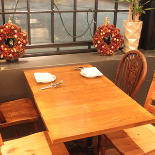 テーブル席(2名〜4名)
