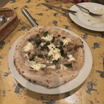 スイッチバック - 自家製ソーセージとマッシュルームのホワイトピザ