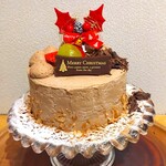 京氷菓 つらら - 円柱の型にかき氷を盛り、形を成型し、ショコラクリームを全面に塗って、シャインマスカット、いちご、チョコプレート、赤いヒイラギの葉などが盛り付けられている〜!!( ^o^)ﾉ