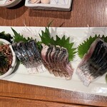 魚酒房 扇子 - サバづくし！左から、胡麻味噌あえ、生サバ、叩き、シメサバ。どれも美味しい！