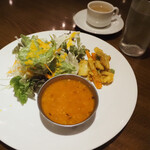 ナタラジ - ダル　レンズ豆のカレーです　サラダも美味しい