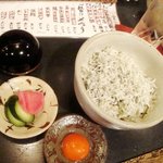 シメのご飯はシラスご飯