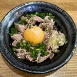 大衆酒場 まるは - とろレバーユッケ