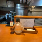 食堂ミートル - カウンター6席　テーブル席は2人掛けが3つ