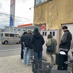 食堂ミートル - 長い列は裏に並びます。でも知らない歩行者
      見ています。良い宣伝ですね^ - ^