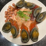 TASTY CONGEE & NOODLE WANTUN SHOP - 皮蛋。醤油がかかってないのが嬉しい。日本のスーパーではこの黄身がトロッとした皮蛋になかなかお目にかかれない