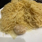 TASTY CONGEE & NOODLE WANTUN SHOP - 雲吞は麺の下に乾燥しないように隠されています。オイスターソースを少しずつつけながら食べます