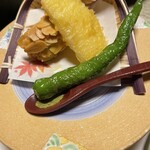 深雪温泉 - 海老芋アーモンド揚げ　林檎天麩羅(！) 甘長唐辛子　抹茶塩で