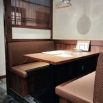 こだわりもん一家 - 「劇場」が眺められるテーブル席も