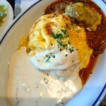 八木商店wine&coffee - ダブルソースの半熟オムライス　柔らかハンバーグチーズ乗せ　サラダ付き