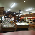 すみげん - 店内から入口を望む全景