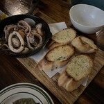 ロトンダ - アヒージョが美味しいのはもちろん、バゲットも焼き加減最高。