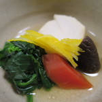 京都 吉兆 - 里芋、金時人参、椎茸、ほうれん草の炊き合わせアップ