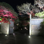 京都 吉兆 - 夜の吉兆の門の様子