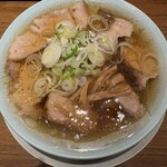 えっちゃんラーメン。 - 中華そば900円、スープの油膜の奥に幸せが詰まってる