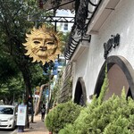 Amigo Restaurant - トラムやバスから見えるこの名物看板