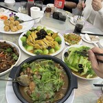 蛇王業 - 手前はすっぽんの土鍋