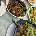 蛇王業 - 向こう側は蛇の甘辛煮。手前はすっぽん