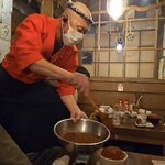 海味 はちきょう - テーブルまで来て元気にイクラを注ぐ